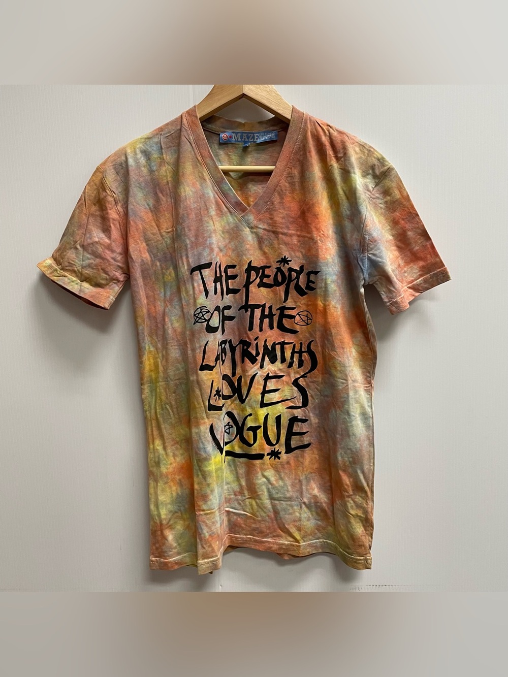 THE PEOPLE OF THE LABYRINTHS HAND DYED V NECK GRAPHIC T SHIRT SZ MED